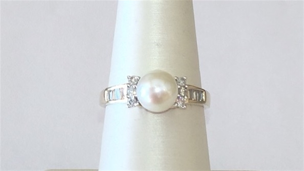 14k Yellow Gold Diamond & Pearl Ring