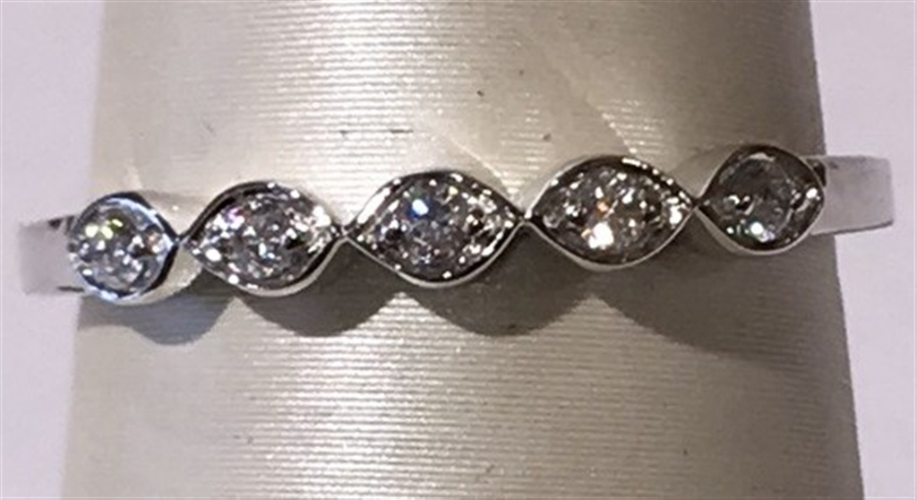 18k White Gold Diamond Ring