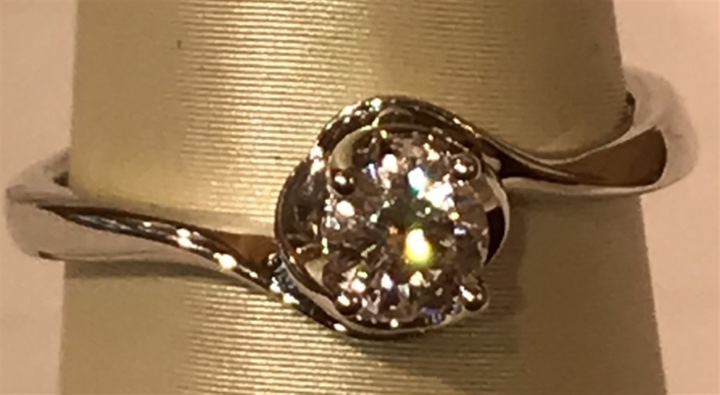 18k White Gold Diamond Ring