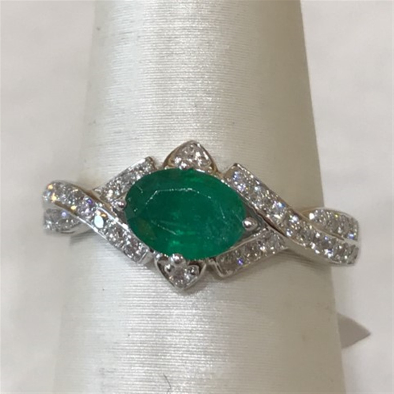 18k White Gold Diamond & Emerald Ring