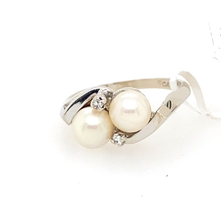 14k White Gold Diamond & Pearl Ring